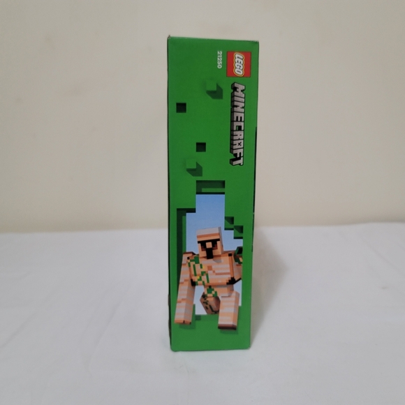 LEGO Minecraft: The Iron Golem Fortress (21250) Brand New - Picture 3 of 11
